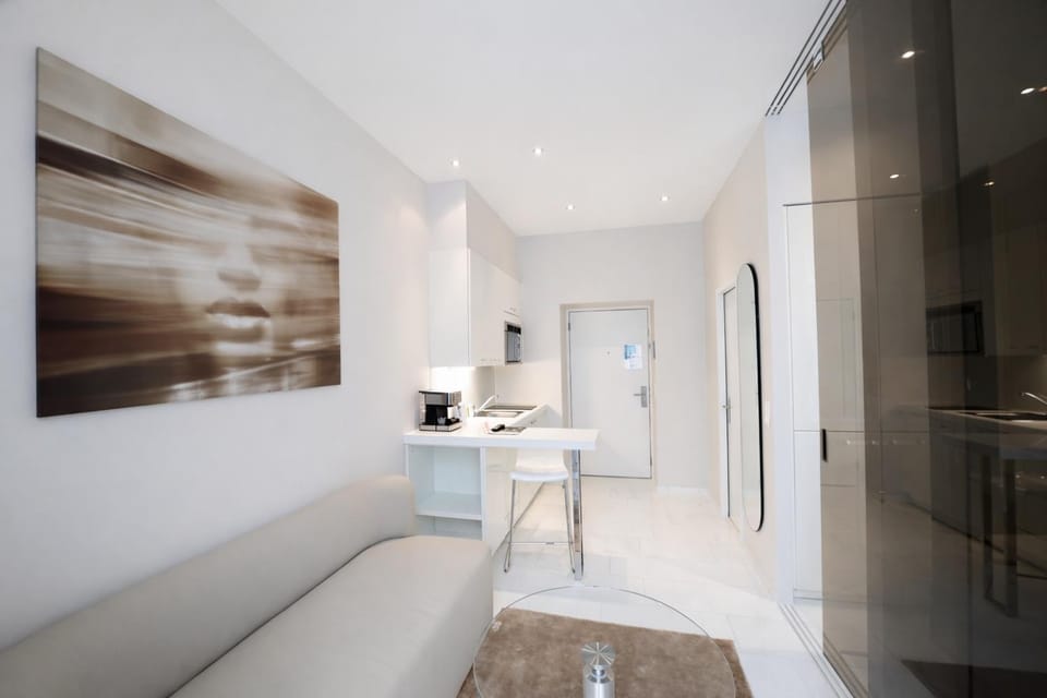 Coffee/tea facilities, Kitchen or kitchenette, Living room, Photo of the whole room, Seating area, Dining area, dishwasher, microwave, stove, wardrobe