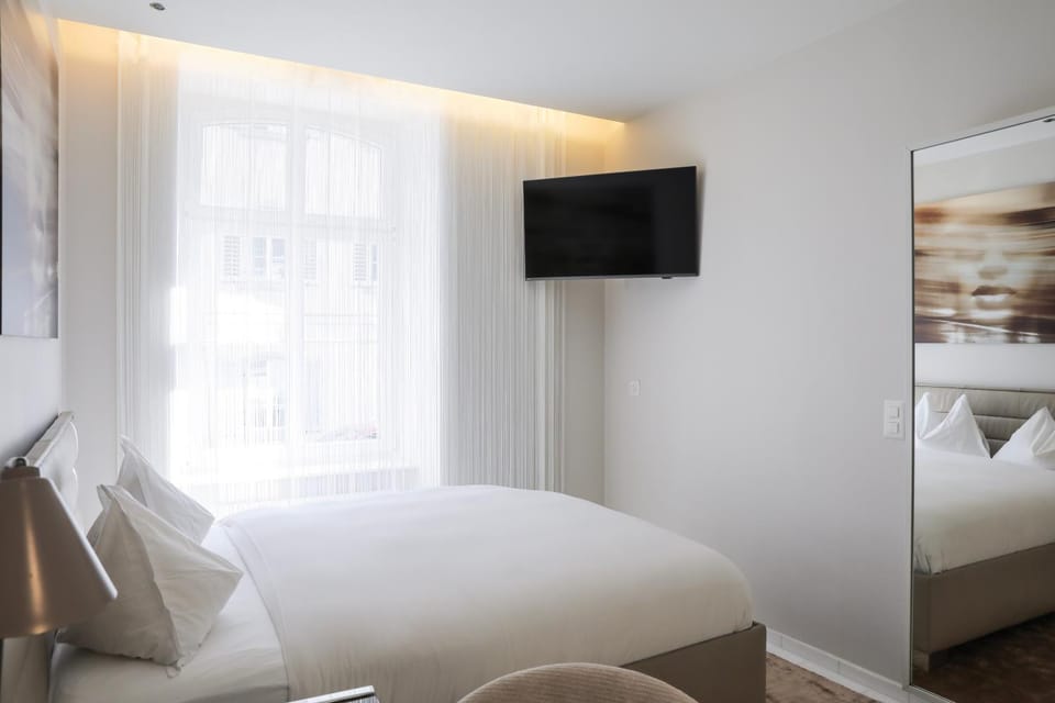 Bed, TV and multimedia, Bedroom