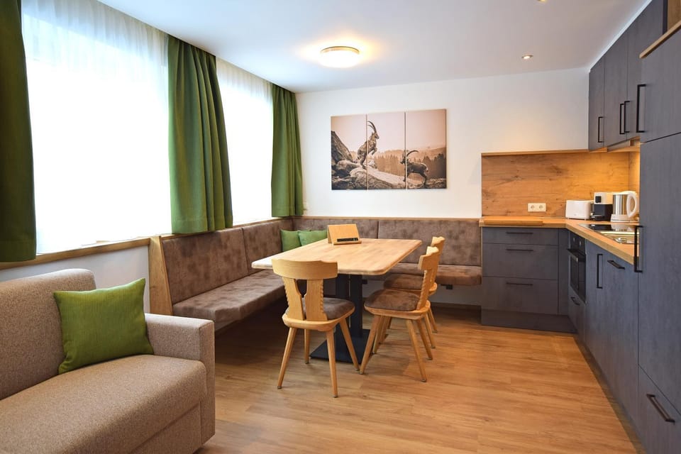 Kitchen or kitchenette, Seating area, Dining area