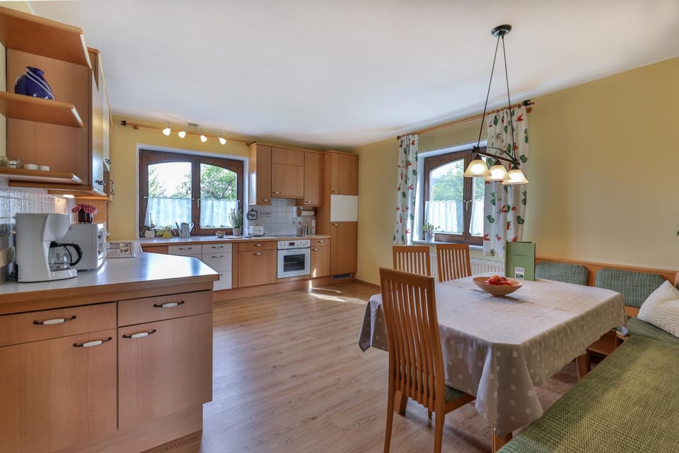 Coffee/tea facilities, Kitchen or kitchenette, Dining area, dishwasher, minibar, stove, toaster