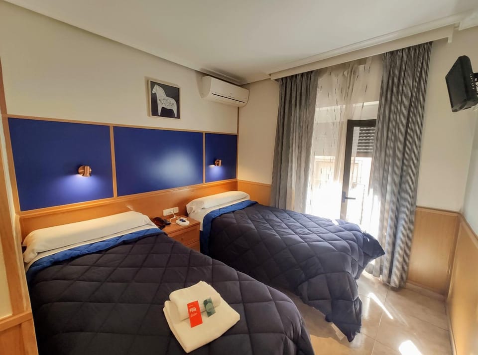 Bed, TV and multimedia, Balcony/Terrace, Photo of the whole room, Bedroom, locker, air conditioner