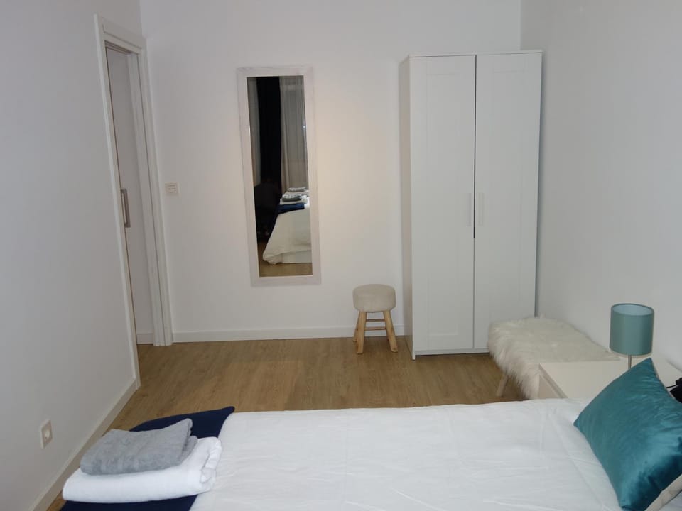 Bed, TV and multimedia, Photo of the whole room, Bedroom