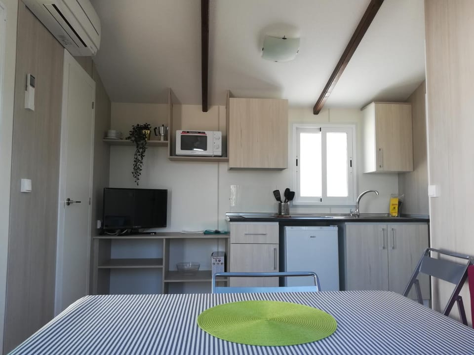 TV and multimedia, Kitchen or kitchenette, Dining area, minibar