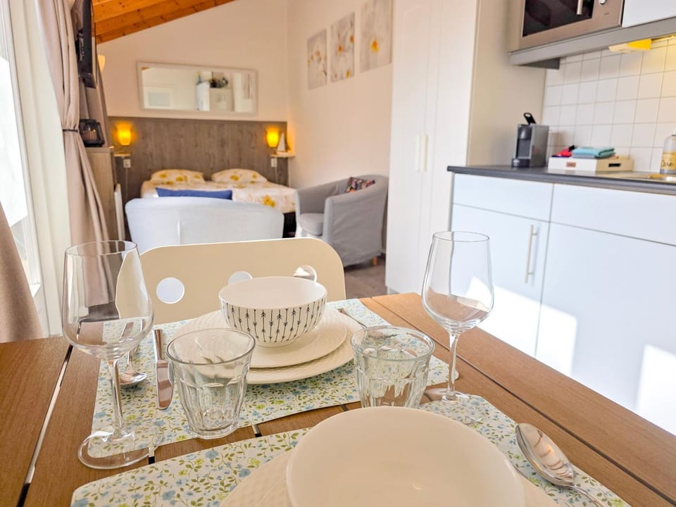 Bed, TV and multimedia, Seating area, Dining area, kitchen