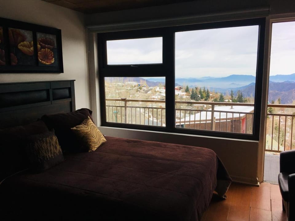 Photo of the whole room, Mountain view