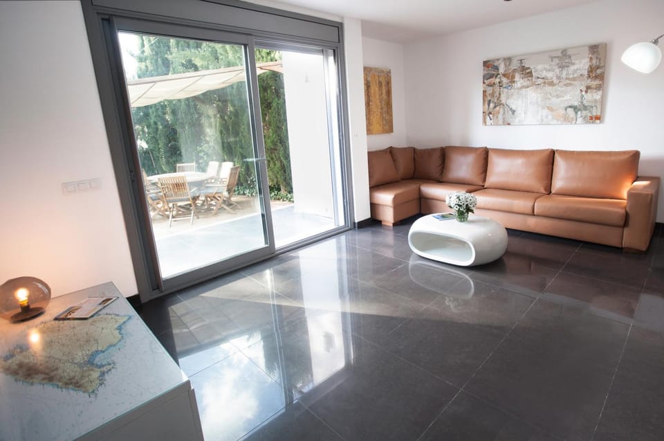 TV and multimedia, Living room, Photo of the whole room, Seating area, Family