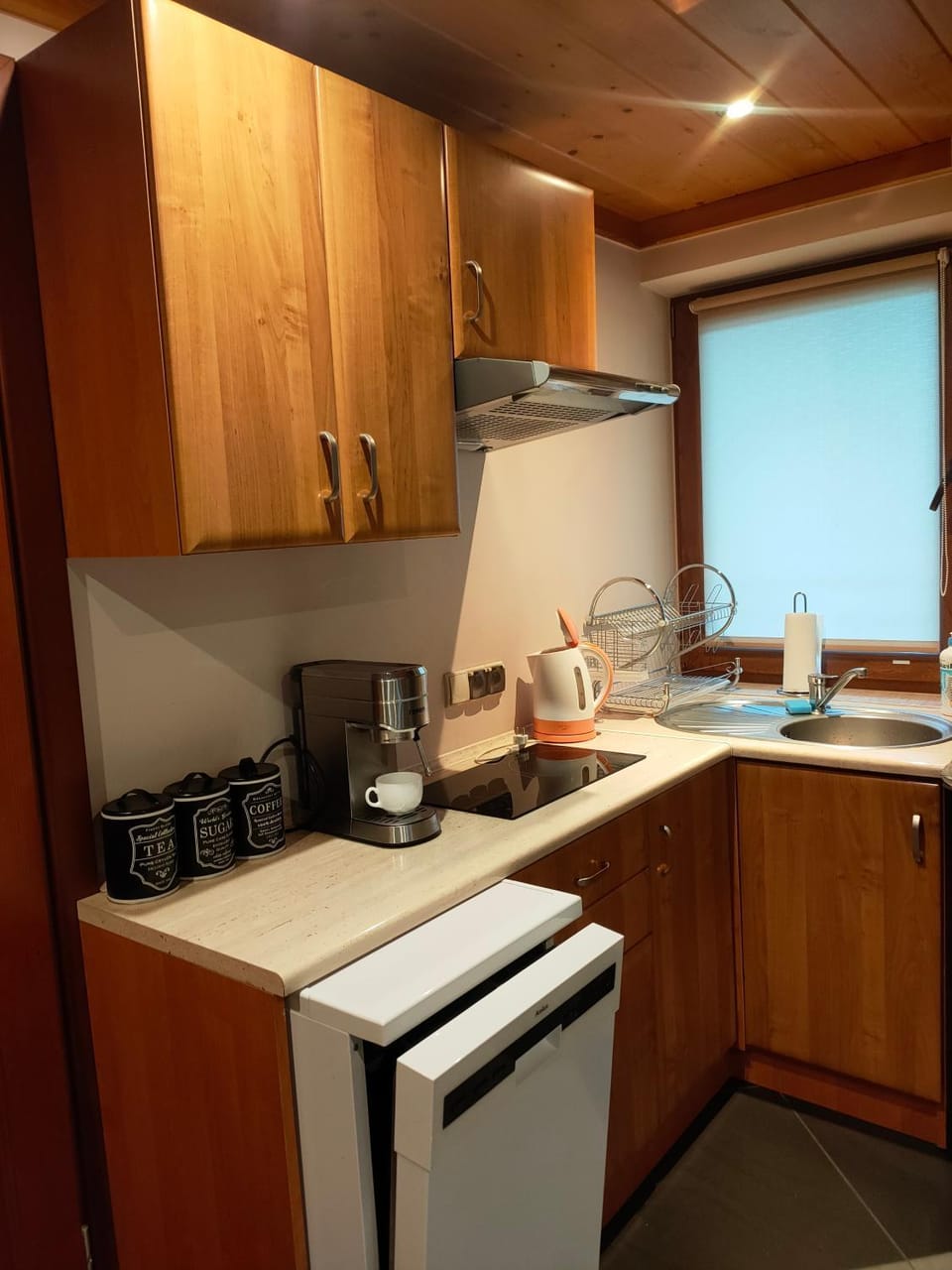 Coffee/tea facilities, Kitchen or kitchenette, Dining area, dishwasher, fireplace, fireplace, stove, toaster