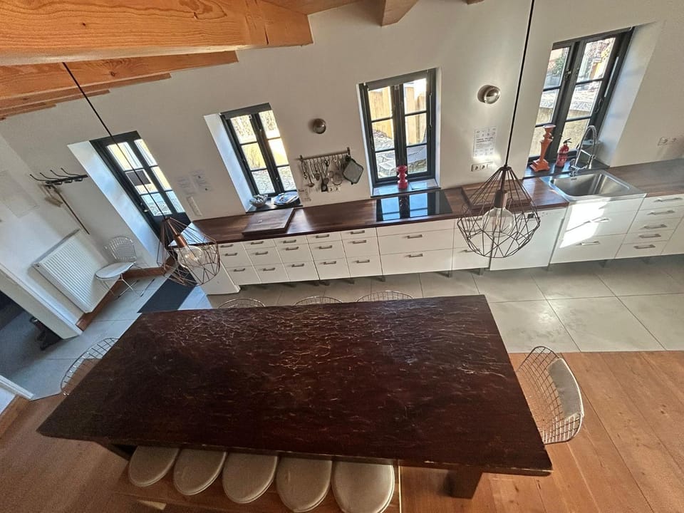 Kitchen or kitchenette, Dining area