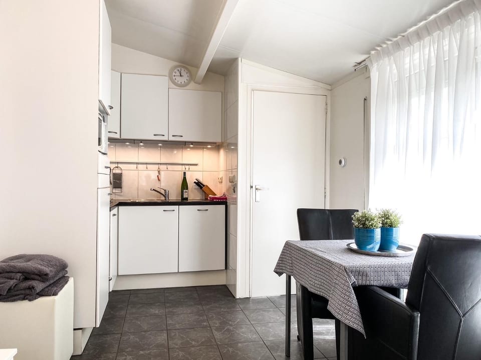 Kitchen or kitchenette, Dining area, pet friendly
