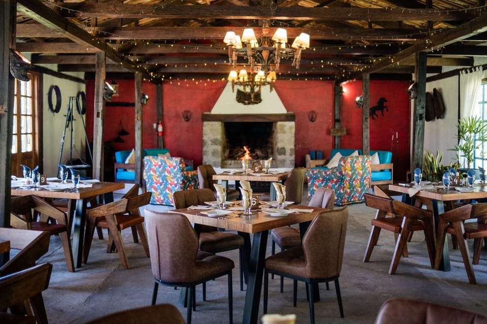 Restaurant/places to eat, Living room, Decorative detail, Area and facilities, Lunch, fireplace