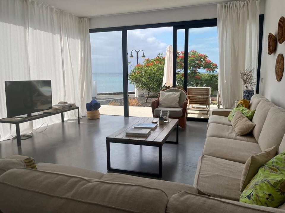 Casa en el mar con infinity pool Villa in Punta Mujeres