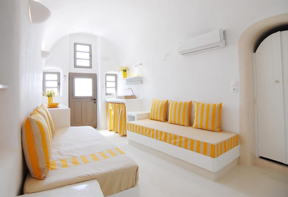 Kitchen or kitchenette, Living room, Seating area