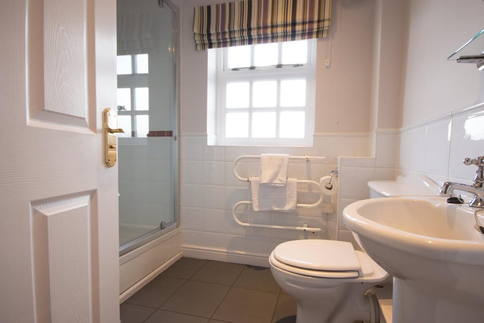 Shower, Toilet
