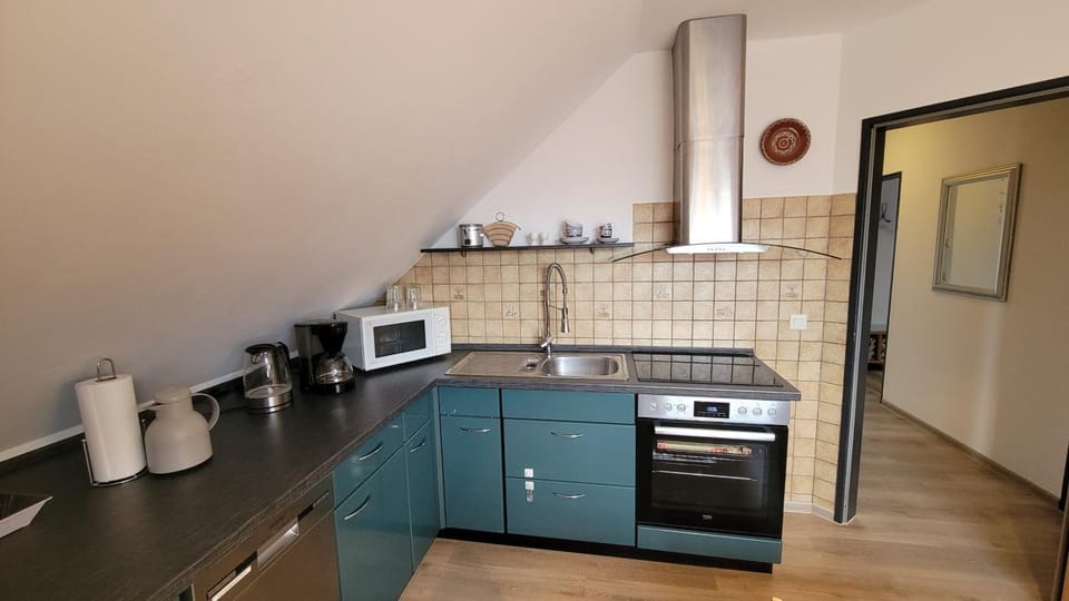 Coffee/tea facilities, Kitchen or kitchenette, dishwasher, oven, stove, toaster