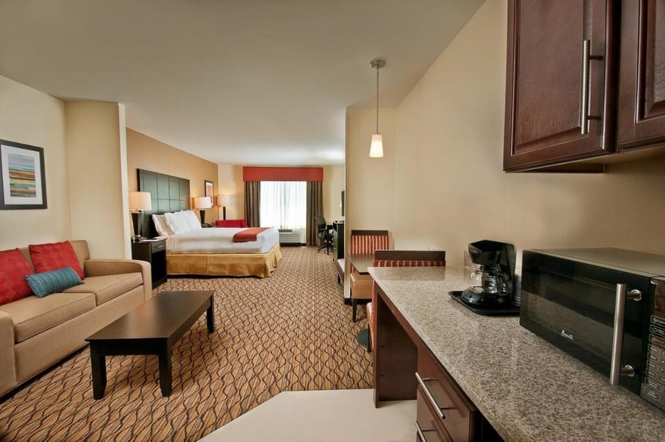 Coffee/tea facilities, Photo of the whole room, Seating area, microwave