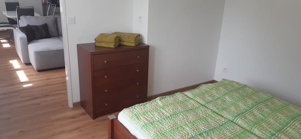 Bed, Bedroom, towels