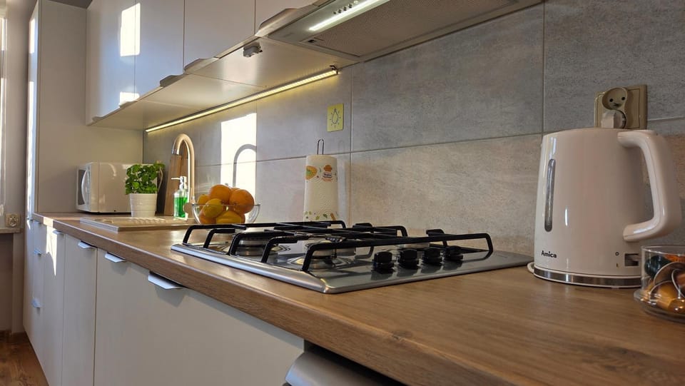Coffee/tea facilities, Kitchen or kitchenette, stove