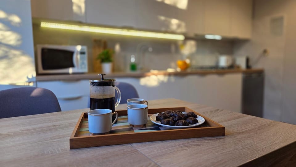 Coffee/tea facilities, Kitchen or kitchenette, Food and drinks, Dining area