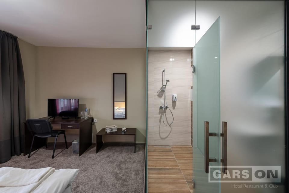 Shower, Bed, Bathroom, TV and multimedia, Photo of the whole room, Bedroom