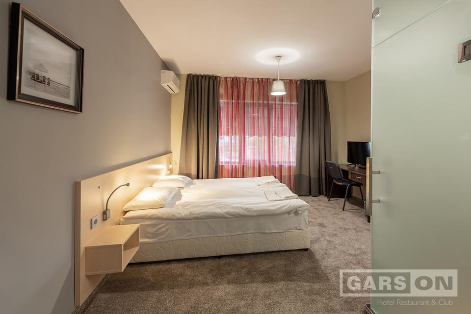 Bed, TV and multimedia, Photo of the whole room, Bedroom, towels, air conditioner