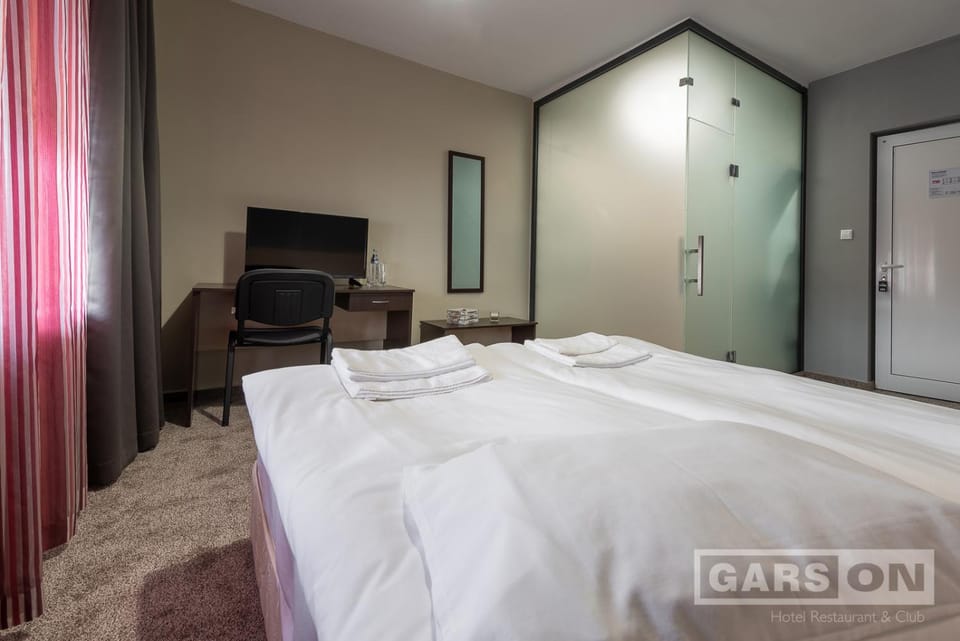 Bed, TV and multimedia, Photo of the whole room, Bedroom, towels, wardrobe