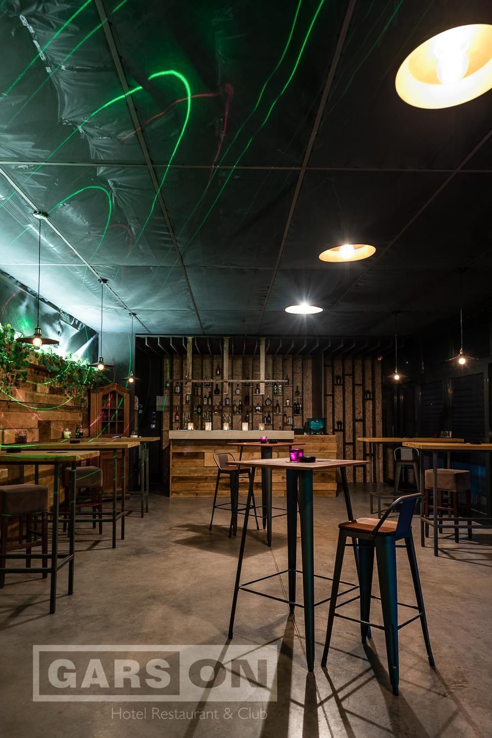 Restaurant/places to eat, Nightclub / DJ, Lounge or bar, Evening entertainment