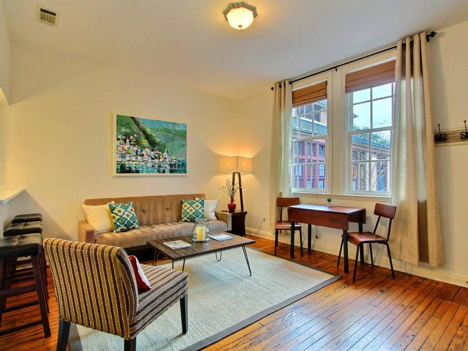 Fountain View Cottage Apartment in Savannah