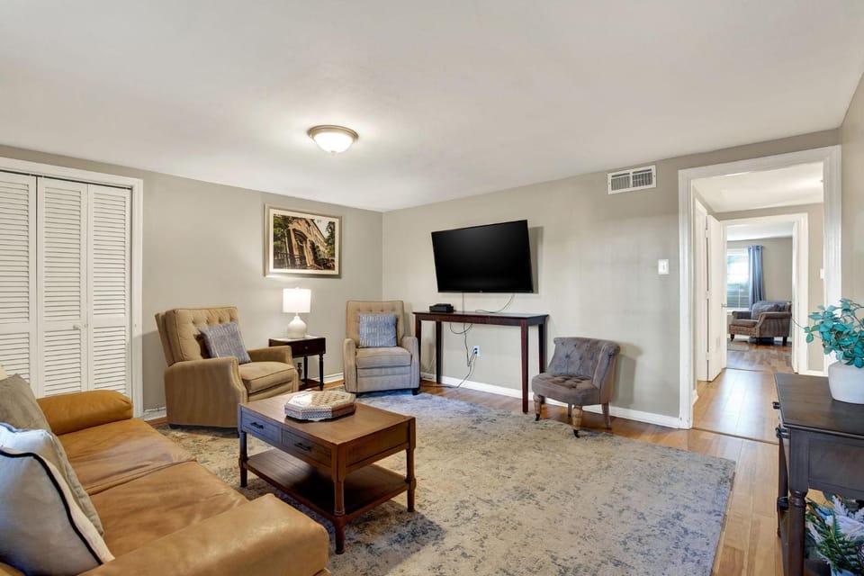 Oglethorpe Manor Garden Level Apartment in Savannah