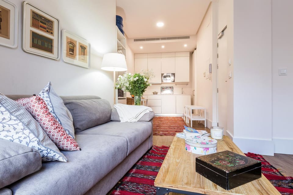 Coffee/tea facilities, Kitchen or kitchenette, Living room, Seating area
