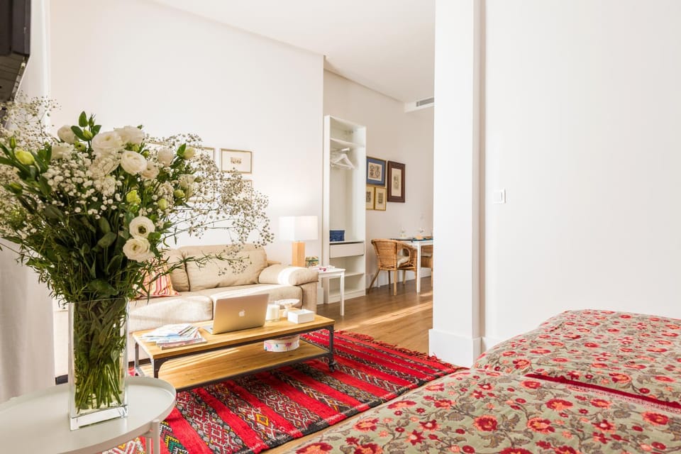 Bed, Living room, Photo of the whole room, Decorative detail, Bedroom