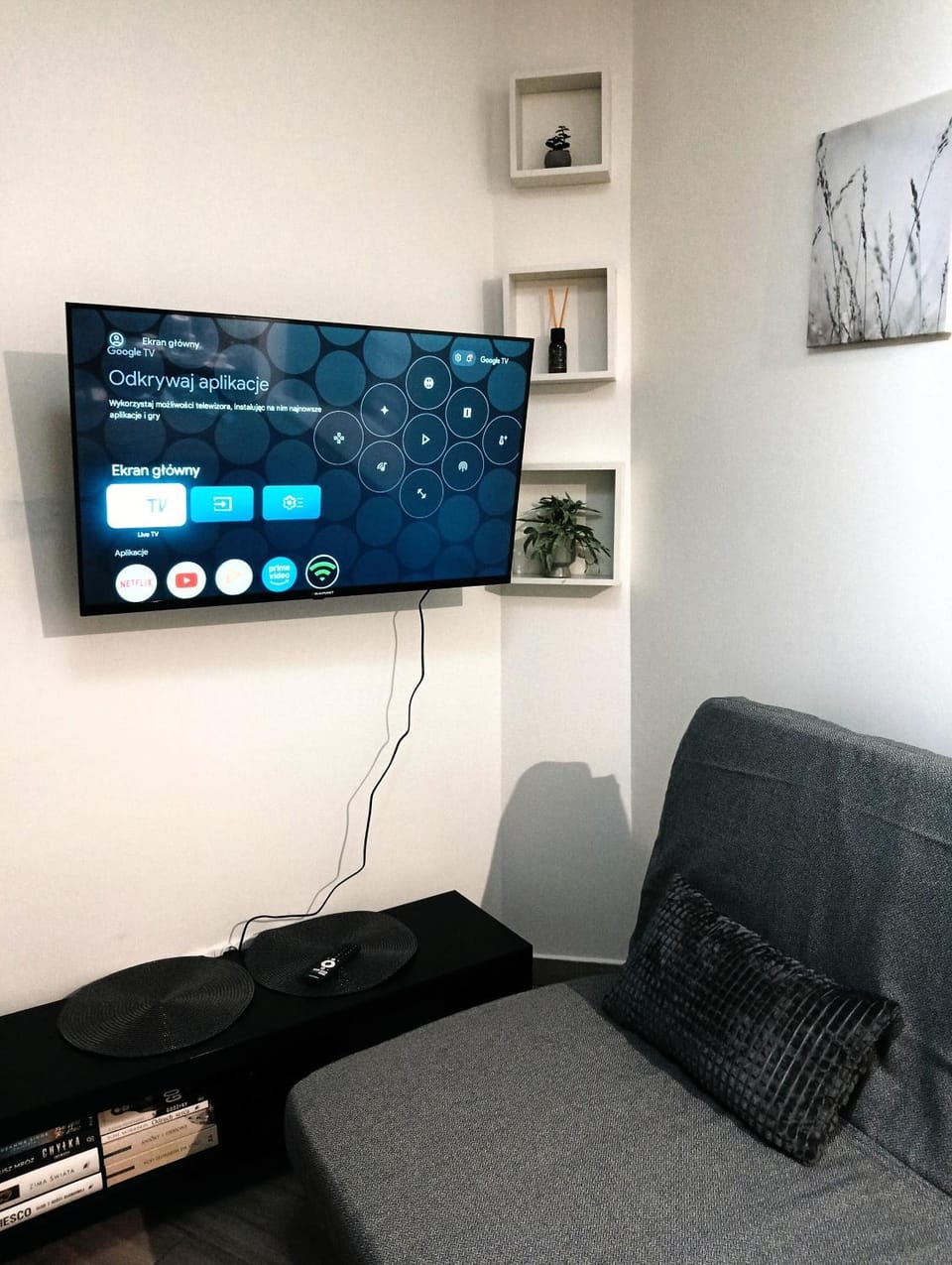 TV and multimedia, Living room, Seating area, Evening entertainment
