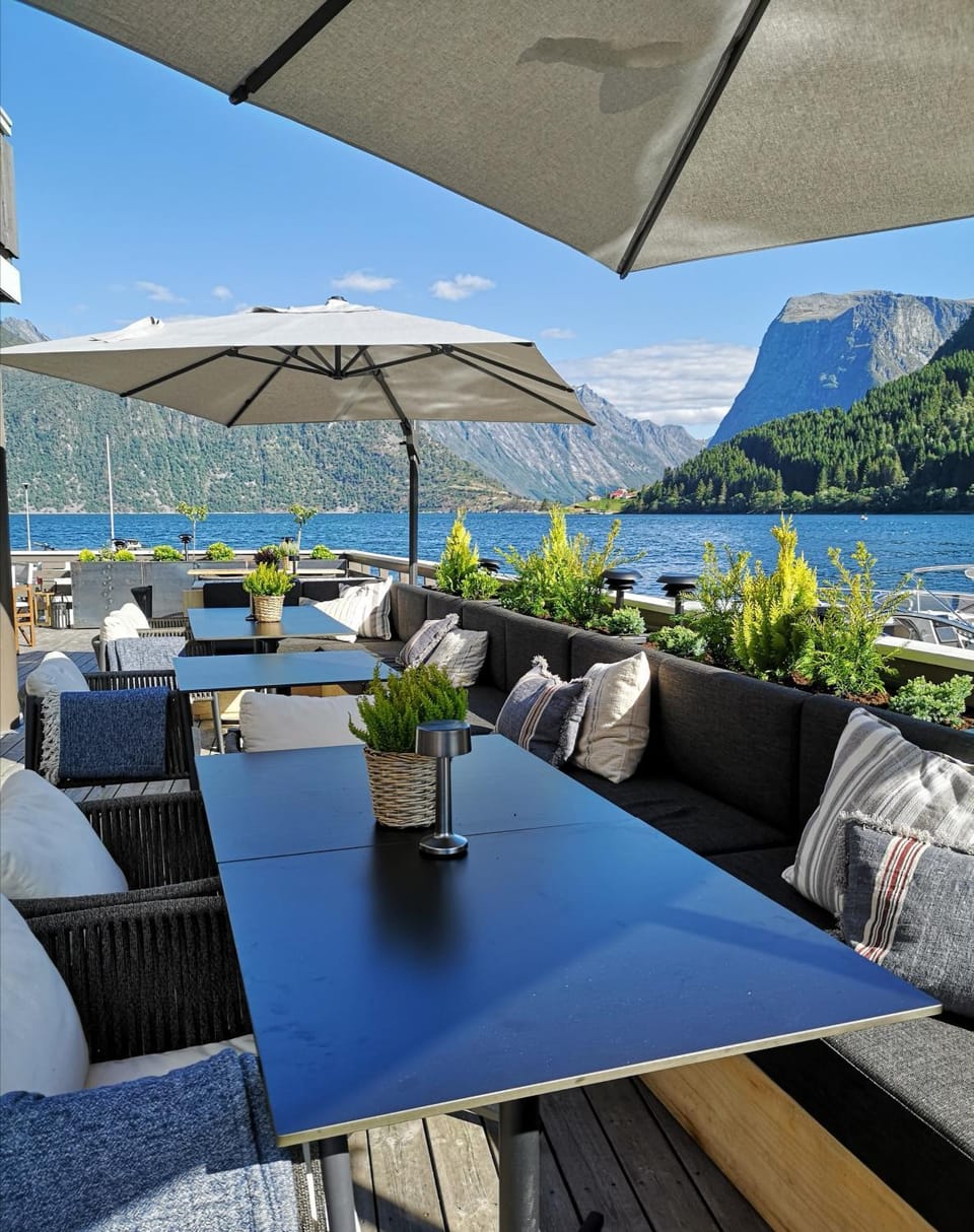 Restaurant/places to eat, Balcony/Terrace