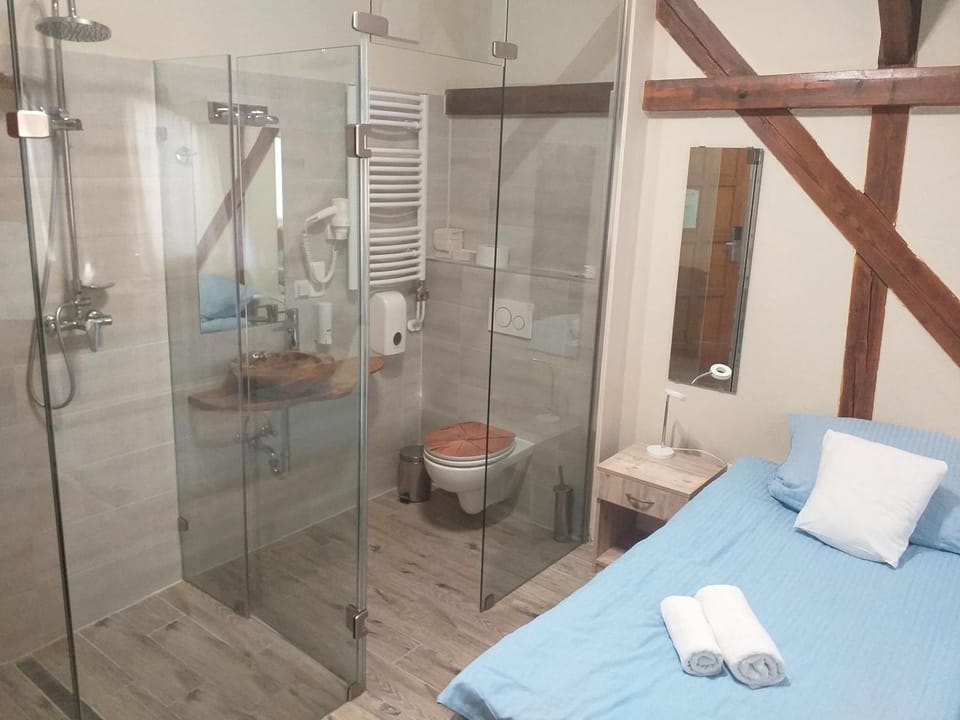 Shower, Toilet, Bed, Bedroom, towels