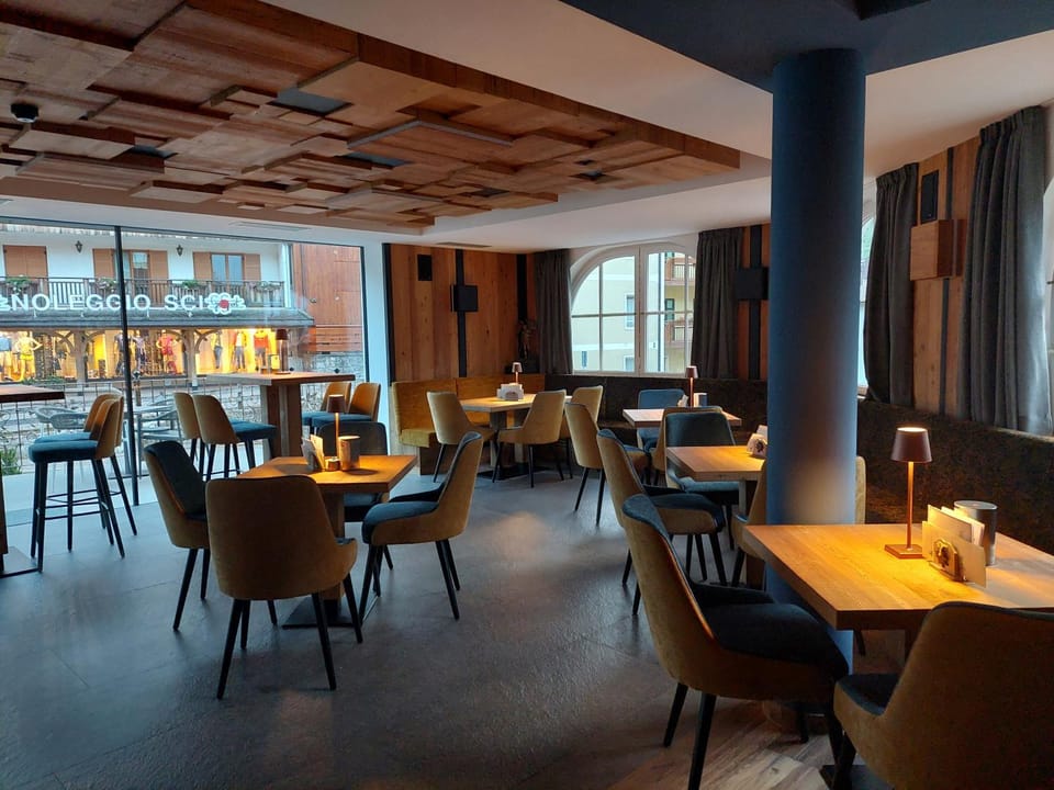 Restaurant/places to eat, Banquet/Function facilities