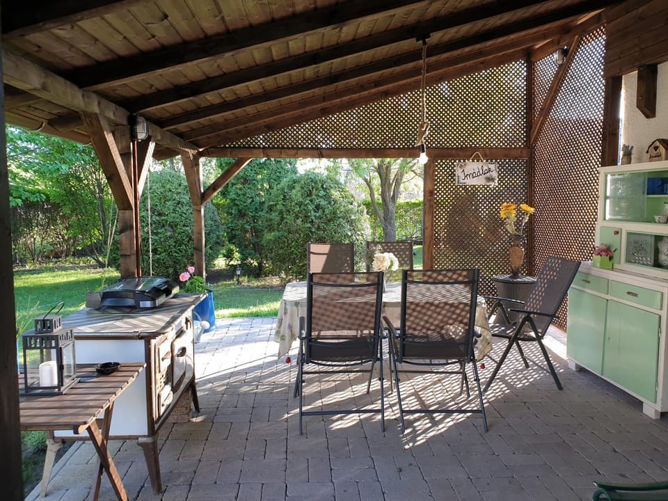 Property building, Balcony/Terrace, Meals