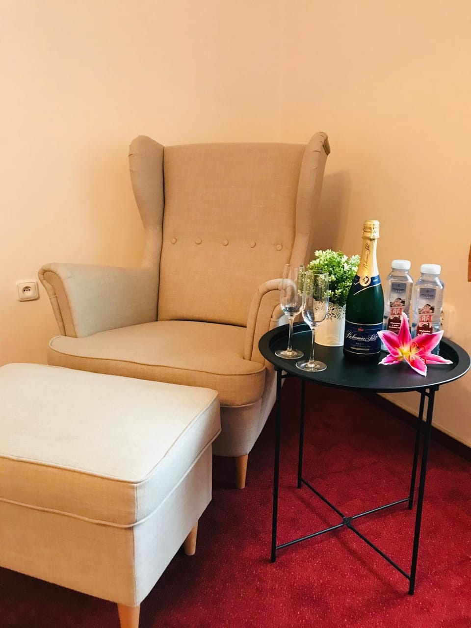 Photo of the whole room, Seating area