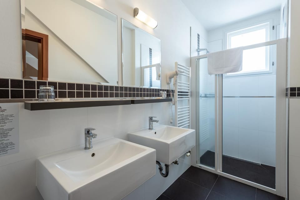 Shower, Bathroom, Bath, towels