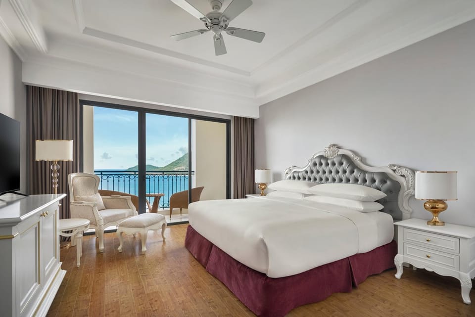 Bed, Natural landscape, TV and multimedia, View (from property/room), Photo of the whole room, Bedroom, Sea view, Area and facilities, furniture