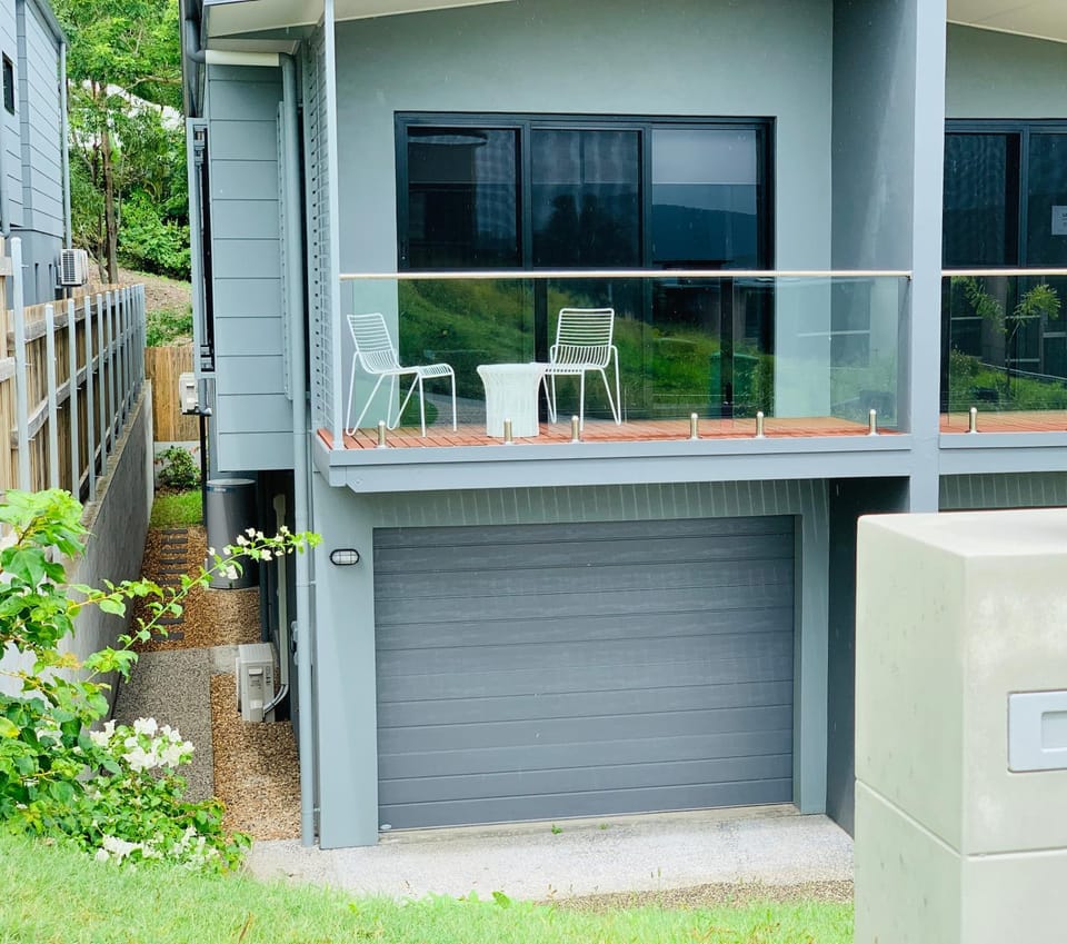 Facade/entrance, Balcony/Terrace