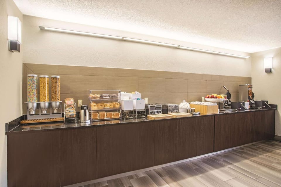 Restaurant/places to eat, Dining area, On site, Breakfast