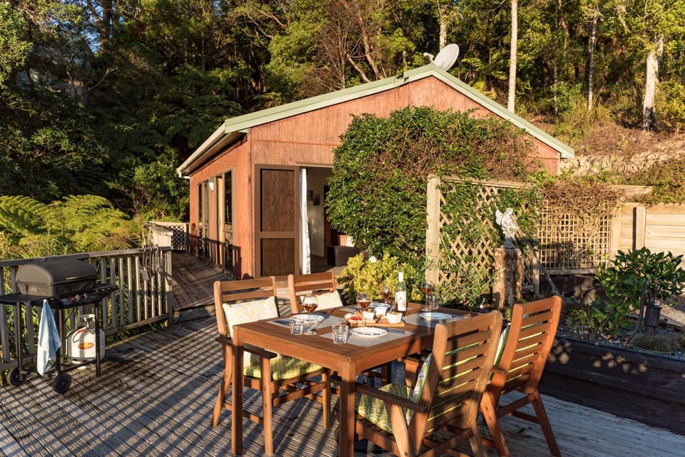 Toilet, BBQ facilities, Garden, Bathroom, TV and multimedia, Coffee/tea facilities, Balcony/Terrace, Kitchen or kitchenette, Living room, Seating area, Dining area, Bedroom, Garden view, Sea view