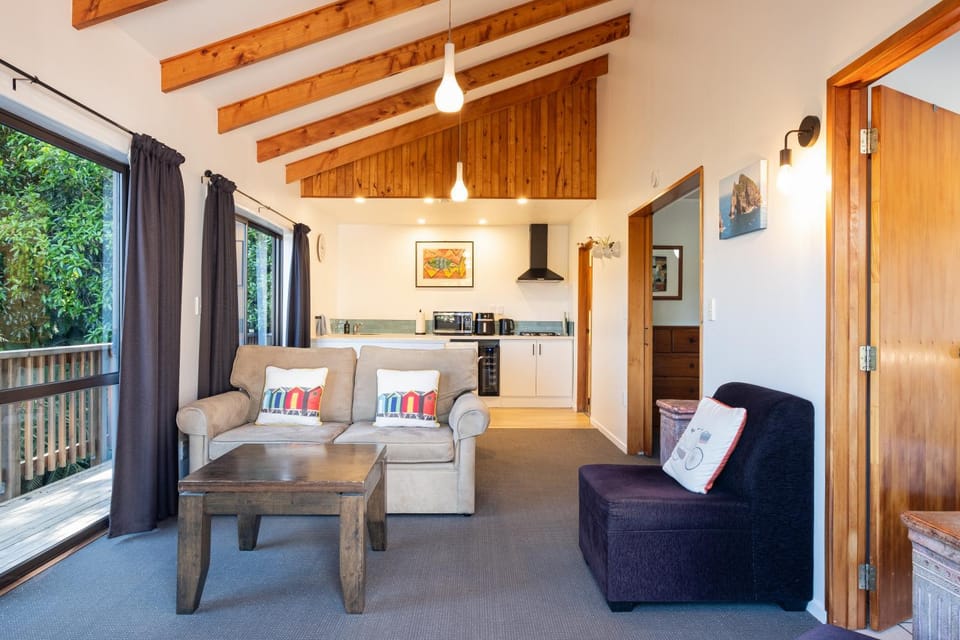 Garden, Kitchen or kitchenette, Living room, Seating area, Dining area