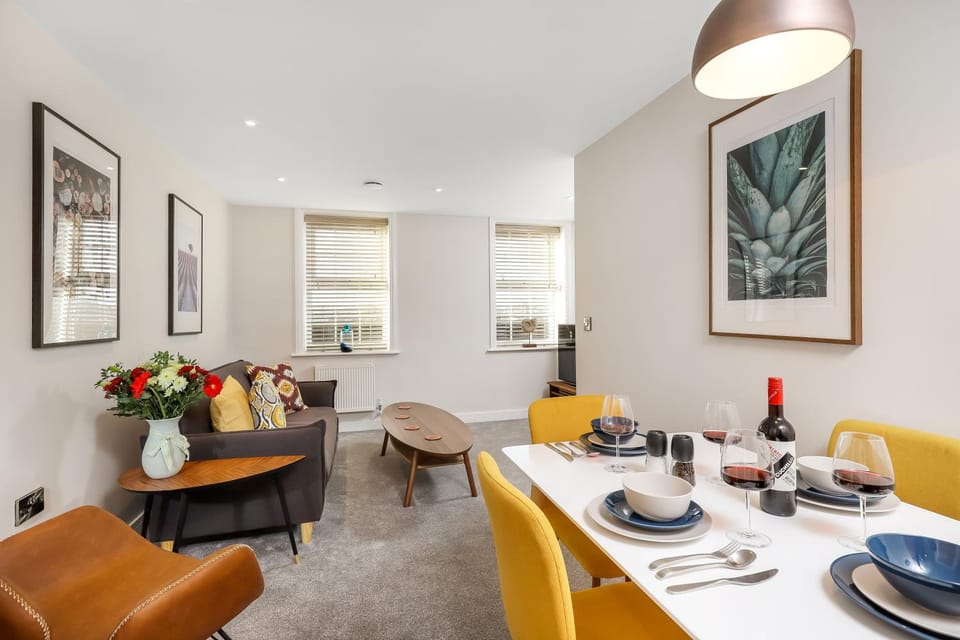 Living room, Food and drinks, Seating area, Dining area, Food, Drinks, Alcoholic drinks, Parking