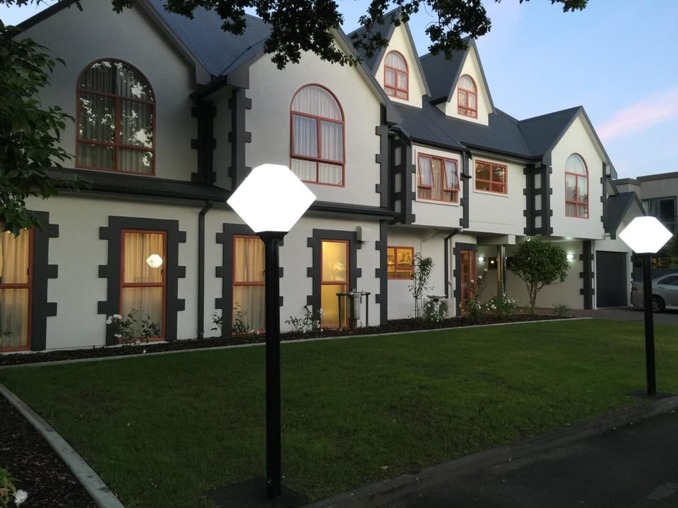 Facade/entrance, Bird's eye view, Street view
