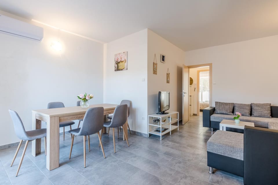 Pasko 4 modern furnished ap for 7 Apartment in Novalja