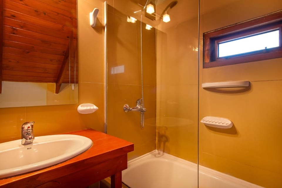 Shower, Toilet, Bathroom, Bath, towels