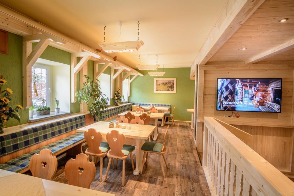 Restaurant/places to eat, Communal lounge/ TV room, TV and multimedia