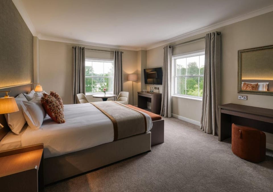 Bed, TV and multimedia, Seating area, Bedroom