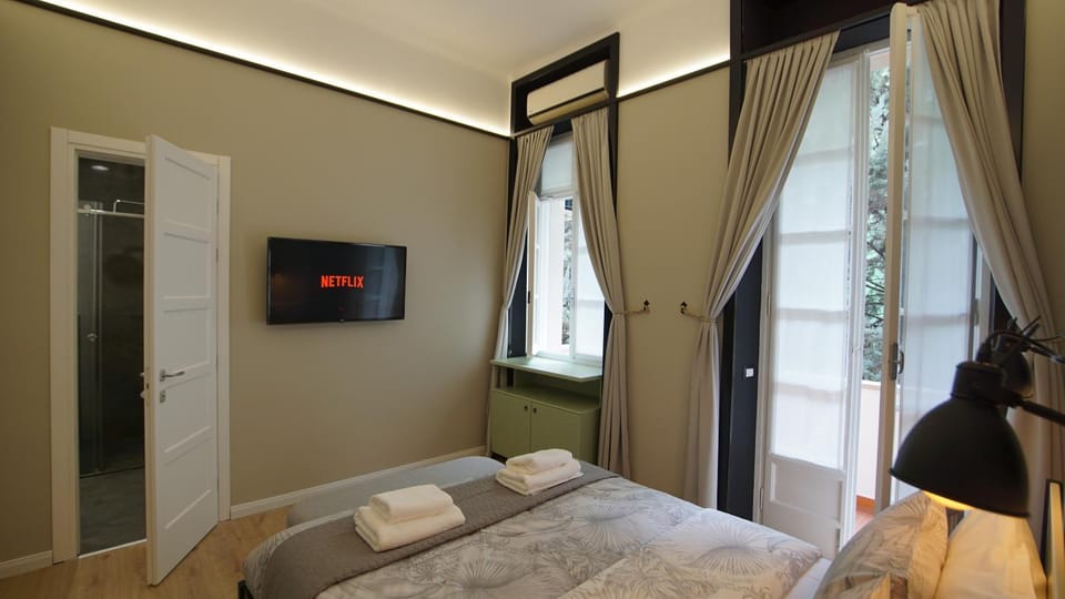Bed, TV and multimedia, Photo of the whole room, Bedroom