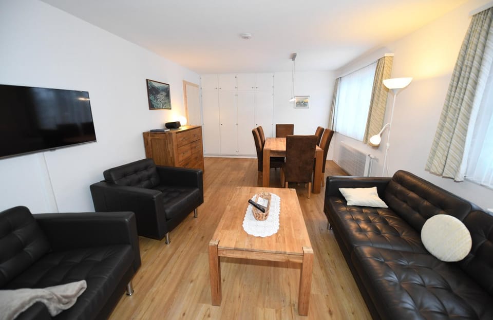 TV and multimedia, Living room, Photo of the whole room, Seating area, Dining area